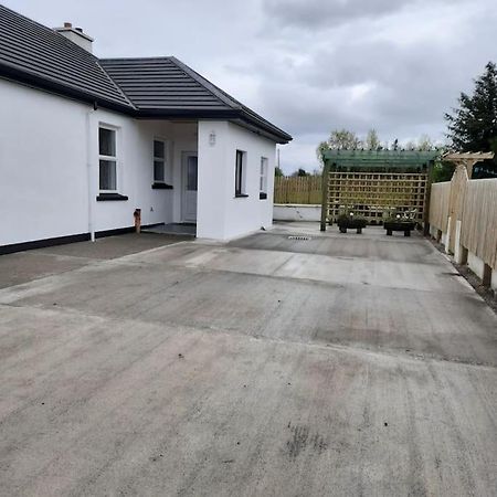 Cheerful Three Bedroom Country Cottage Ballina  Buitenkant foto