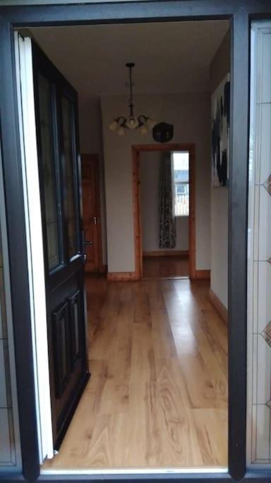 Cheerful Three Bedroom Country Cottage Ballina  Buitenkant foto