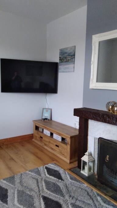 Cheerful Three Bedroom Country Cottage Ballina  Buitenkant foto