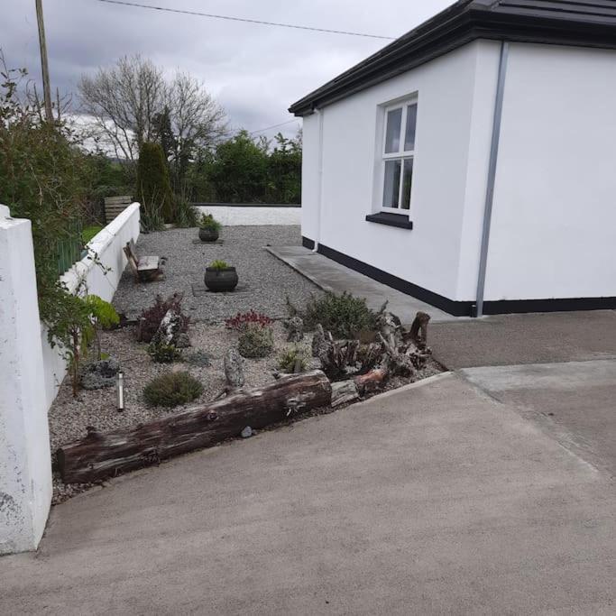 Cheerful Three Bedroom Country Cottage Ballina  Buitenkant foto
